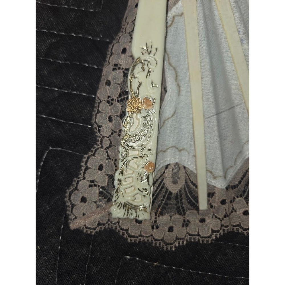 Giner Spanish Hand Fan Floral Lace Gold Accents Tassel with Box - Picture 6 of 8